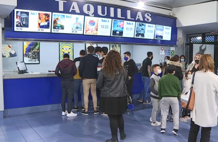 Espectadores compran entradas de cine en la taquilla