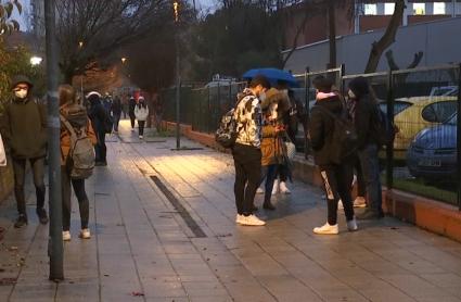 Estudiantes de Secundaria a las puertas de su instituto