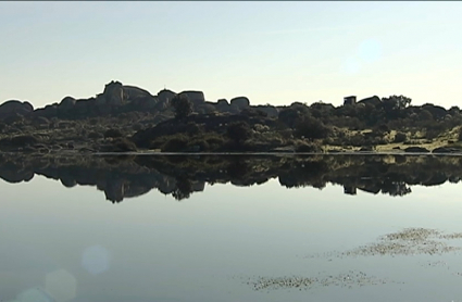 Perfil del monumento natural de Los Barruecos durante una mañana a principios de marzo