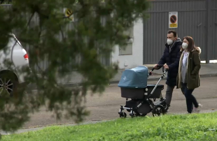 Padres pasean a su hija nacida en medio de la tercera ola de la pandemia