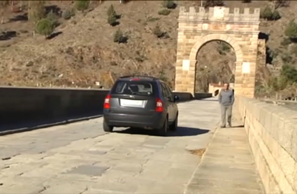 Un vehículo circula por el puente romano de Alcántara