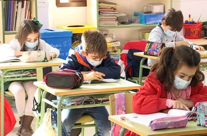 Alumnos en su clase del CEIP Trajano de Mérida