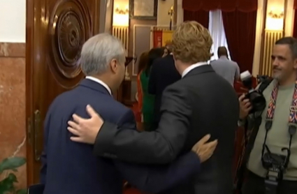 Fran Fragoso e Ignacio Grajera se saludan en el ayuntamiento de Badajoz 