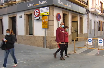 Gente paseando por las calles de Malpartida de Cáceres