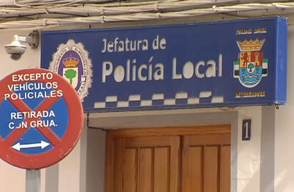 Fachada de la Policía Local de Almendralejo, después de que dos agentes hayan sido agredidos al intentar desalojar una fiesta ilegal