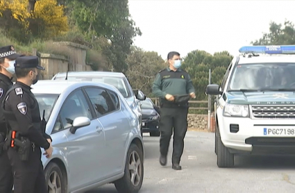 Agentes de la Policía y la Guardia Civil vigilan los alrededores de Valcorchero (Plasencia)