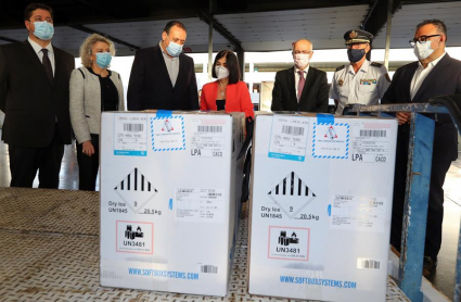 La ministra de Sanidad, Carolina Darias, asisten este lunes a la descarga de un nuevo envío de vacunas contra la covid-19en el aeropuerto de Gran Canaria