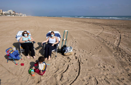 varias personas toman el sol en la playa de Gandía (Valencia)