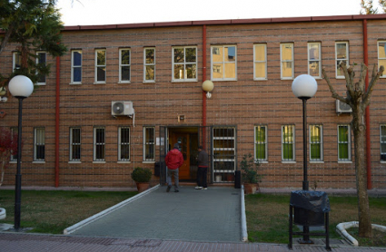 Acceso al Centro de Atención a Transeúntes de Plasencia.