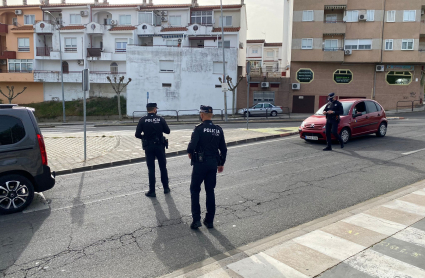 Agentes vigilando el cumplimiento de las cuarentenas en Plasencia