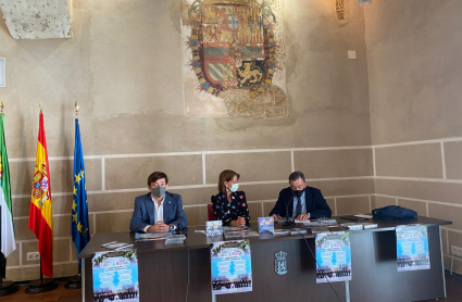 El director de la Banda Municipal, Vicente Soler, la concejala de Cultura, Paloma Morcillo, y el presentador, Emilio González Barroso durante la presentación del ciclo Toca la Banda.