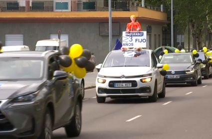 Caravana de coches circulando por Badajoz para reclamar que se regule la situación de los trabajadores públicos temporales