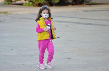 Niña con mascarilla