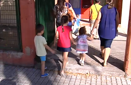 Familias llevando a sus hijos al colegio