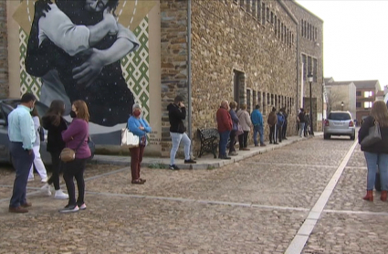 Vecinos de Guadalupe en la cola del cribado masivo de la localidad