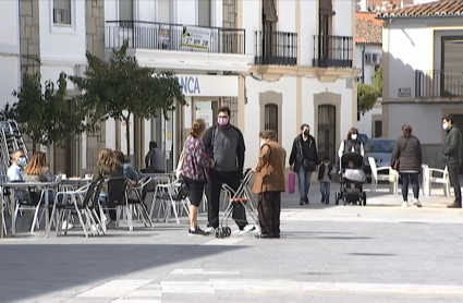 Vecinos de Malpartida de Cáceres paseando esta semana por la plaza Mayor del municipio.
