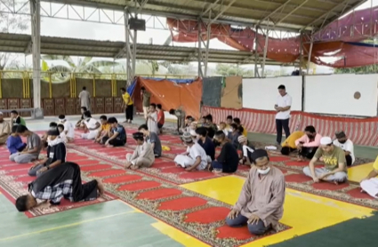musulmanes orando en el mes del ramadán