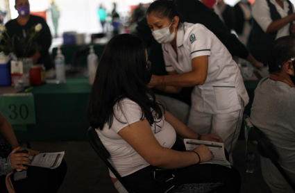 Una mujer embarazada recibe la primera dosis de la vacuna de Pfizer contra la covid-19, en una escuela en Ciudad de México (México).