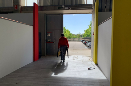 Operario trabajando en el desmontaje del hospital de campaña de IFEBA