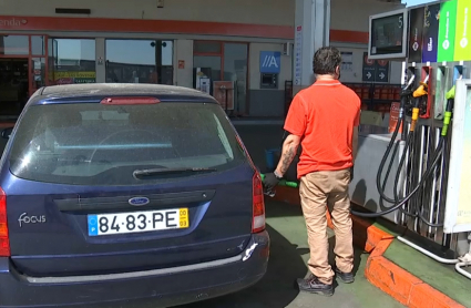 Conductor portugués echando gasolina en Badajoz