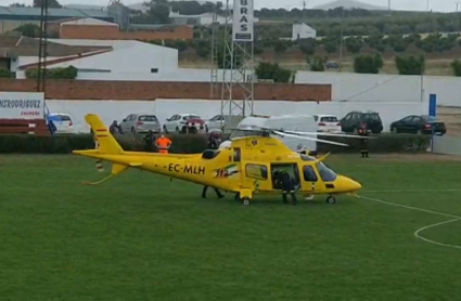 Helicóptero del SES aterriza en campo de fútbol de Guareña