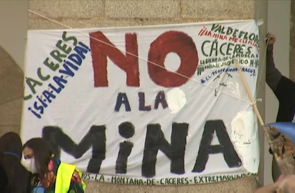 Pancarta en contra del proyecto de la mina durante una protesta en Cáceres