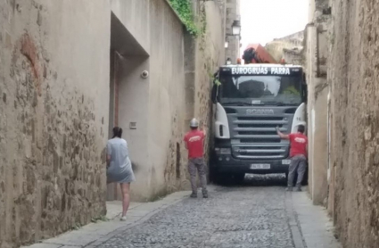 Camión grúa en la calle Adarve de la Estrella