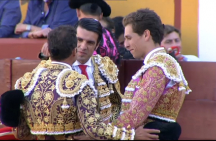 Momento de la corrida con los tres toreros en el ruedo