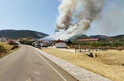 Imagen del incendio en Casas de Millán