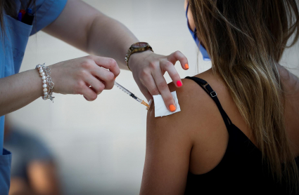 Vacunación de una joven en San Sebastián