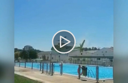Helicóptero tomando agua de una piscina comunitaria