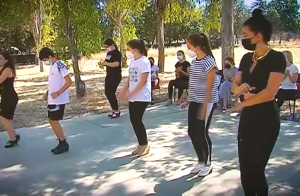 Alumnos durante una clase en el campamento de flamenco