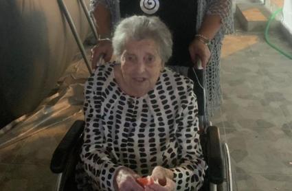Paula, celebrando su 94 cumpleaños en compañía de su familia