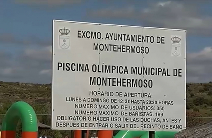 Cartel anunciador de los horarios en la piscina de Montehermoso