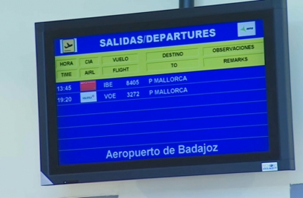 Panel informativo anunciando los vuelos a Mallorca en el aeropuerto de Badajoz