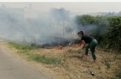 Vecina intentando apagar fuego en Don Álvaro