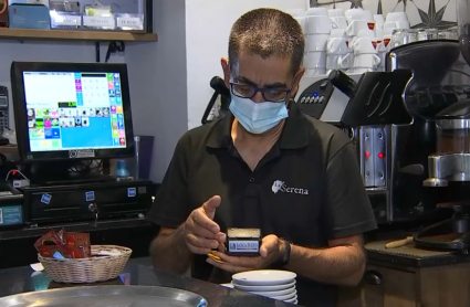 Manuel Brito, trabajando como camarero esta mañana 