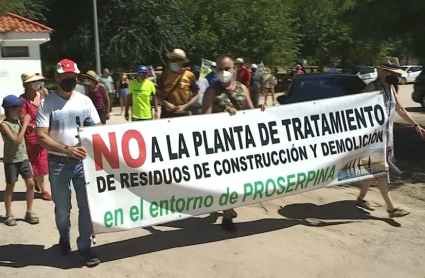 Manifestantes portan una pancarta en contra de la ubicación de la planta de residuos