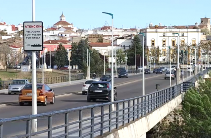 Imagen de coches circulando por el Puente de la Autonomía de Badajoz