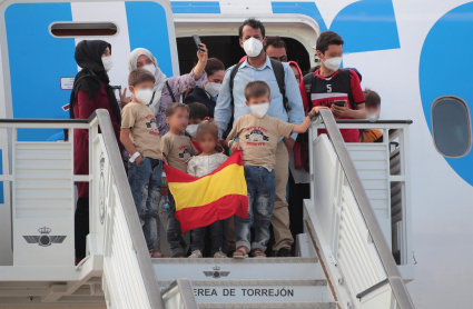 n nuevo avión procedente de Dubái con 292 personas evacuadas desde Afganistán a su llegada este miércoles a la Base Aérea de Torrejón de Ardoz (Madrid), donde han sido recibidos por la ministra de Defensa, Margarita Robles, y el jefe de Estado Mayor de la Defensa (JEMAD), Teodoro E. López Calderón.