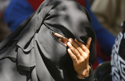 Mujer con burka negro