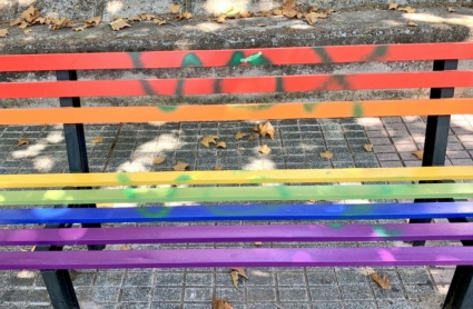 Banco vandalizado del Paseo de la Diversidad