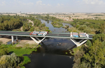 24 camiones han puesto a prueba la robustez del puente de la Ronda Sur de Badajoz