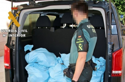 Guardia Civil con la droga incautada en el narcotransporte