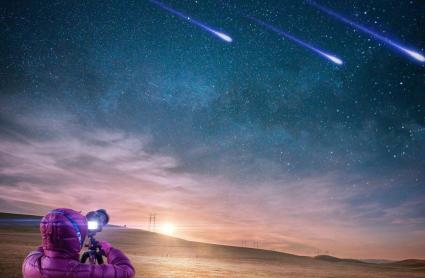 Una joven observa la lluvia de estrellas