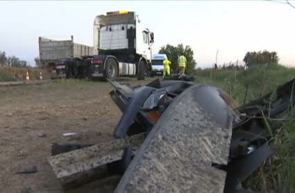 Restos del accidente mortal registrado en la N-432 cerca de Zafra en marzo de este año.