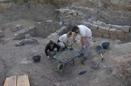 Arqueólogos en un yacimiento de Extremadura