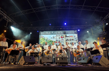  Los Granjeros, Acetre y Albaluna hicieron disfrutar con sus ritmos musicales a un auditorio de 400 personas limitado por las medidas sanitarias. En la imagen: Un momento de la actuación del grupo canario Los Granjeros.