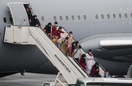 ersonas desembarcan del avión militar MRTT T-055 procedente de Afganistán en el Aeropuerto Militar de Melsbroek, en Melsbroek, Bélgica, el 23 de agosto de 2021. El avión, el segundo en aterrizar el 23 de agosto, llevaba 33 ciudadanos belgas y afganos que ayudaron a la misión belga en Afganistán