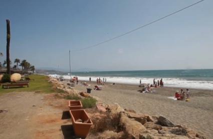 Personas tomando el sol en la playa